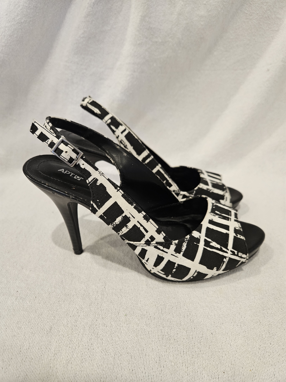 Apt. 9 Arden Black & White Graphic Slingback Peep-Toe Heels 6 - Picture 3 of 9